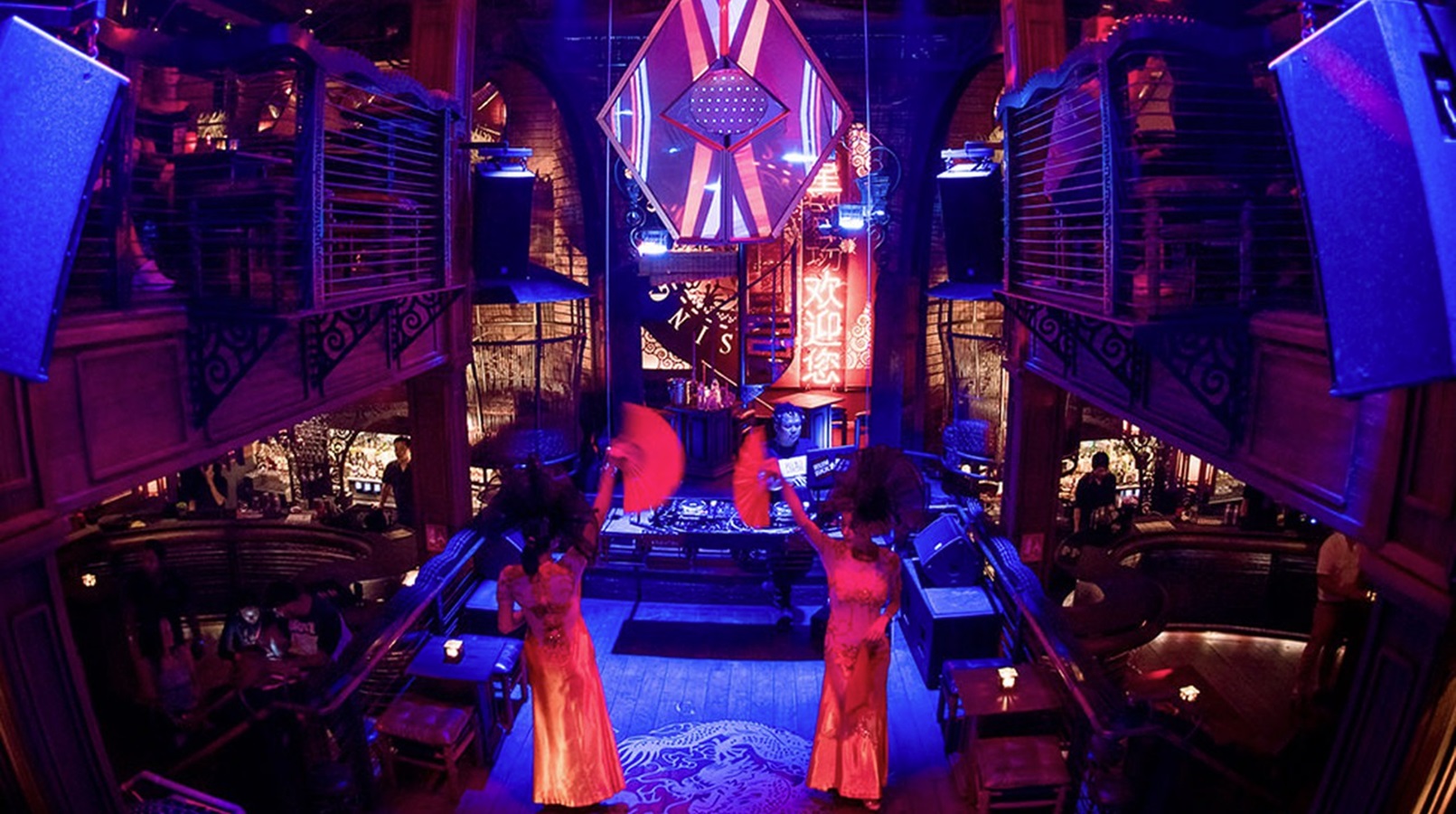 Trendy bar near Novotel Living Bangkok Sukhumvit Legacy.