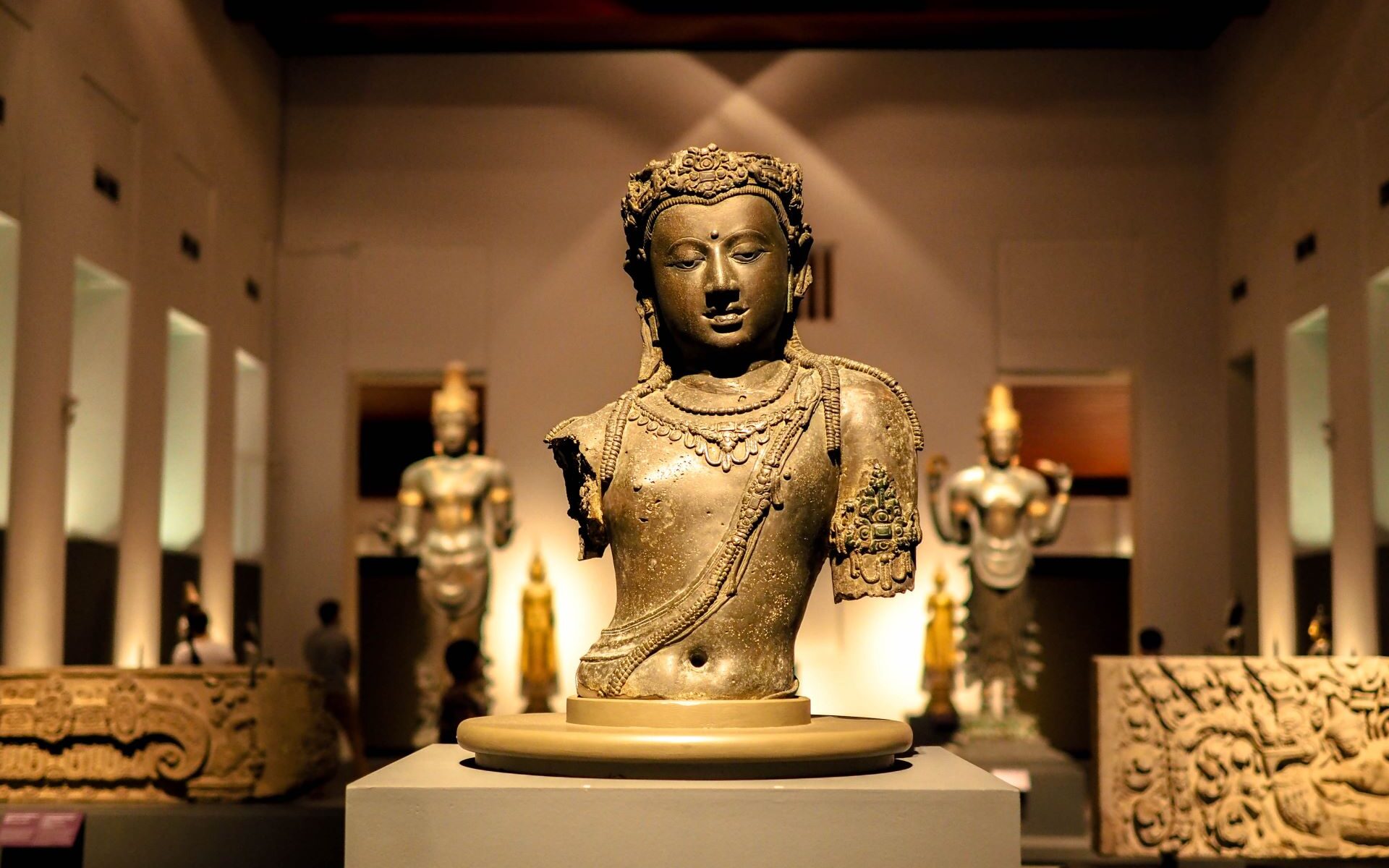 Popular attractions near Novotel Living Bangkok Sukhumvit Legacy, including shopping malls, museums, parks, night market, art gallery, temples, etc.