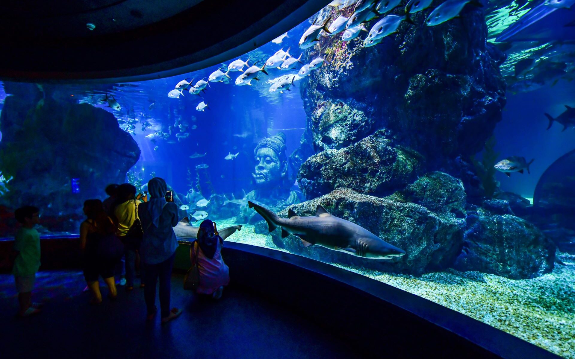 Popular attractions near Novotel Living Bangkok Sukhumvit Legacy, including shopping malls, museums, parks, night market, art gallery, temples, etc.