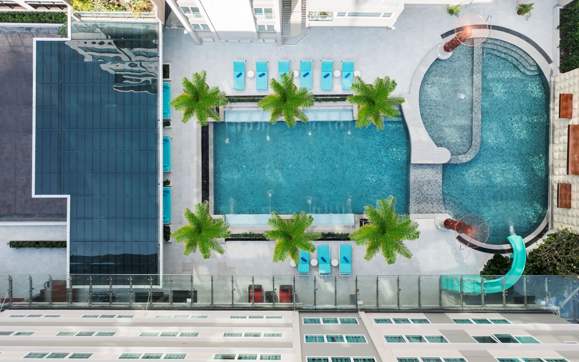 Hotel in Bangkok with a large swimming pool and relaxing ambiance at Novotel Living Bangkok Sukhumvit Legacy.