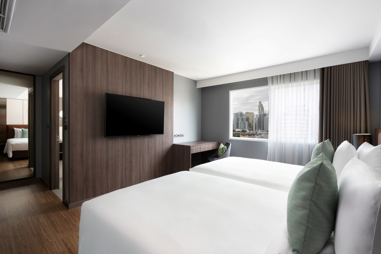 Standard Room with choice of king-size or twin beds, modern decor, and essential amenities for a comfortable stay at Novotel Living Bangkok Sukhumvit Legacy.