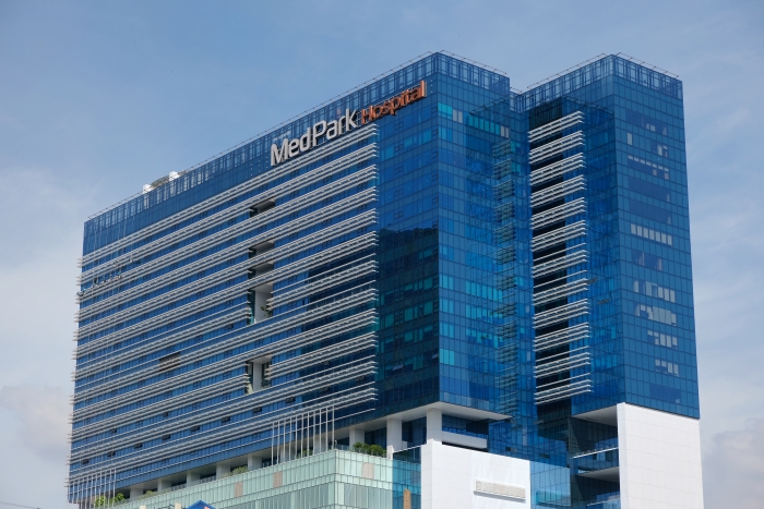 This hotel near international hospitals in Bangkok offers both comfort and convenient access to quality medical care and service