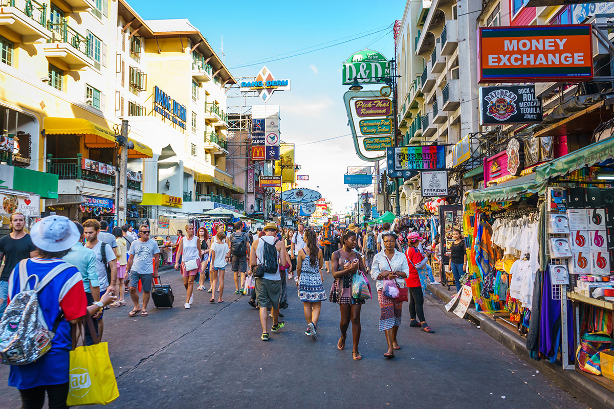 Popular attractions near Novotel Living Bangkok Sukhumvit Legacy, including shopping malls, museums, parks, night market, art gallery, temples, etc.