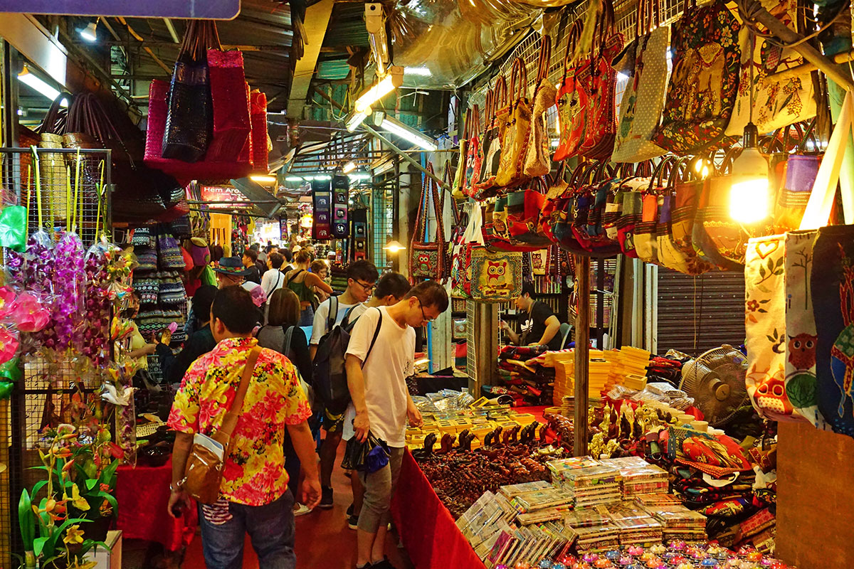 Popular attractions near Novotel Living Bangkok Sukhumvit Legacy, including shopping malls, museums, parks, night market, art gallery, temples, etc.