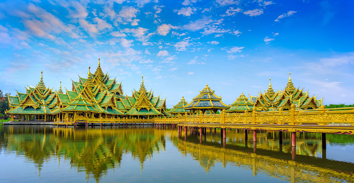 Popular attractions near Novotel Living Bangkok Sukhumvit Legacy, including shopping malls, museums, parks, night market, art gallery, temples, etc.