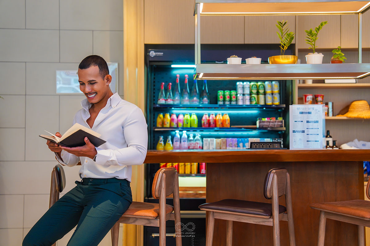 24 hour Grab & Bite grocery at Novotel Living Bangkok Sukhumvit Legacy, offering food and drinks for guests.