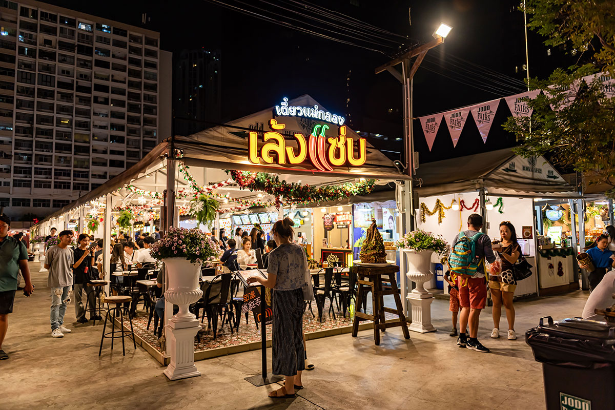 Popular attractions near Novotel Living Bangkok Sukhumvit Legacy, including shopping malls, museums, parks, night market, art gallery, temples, etc.