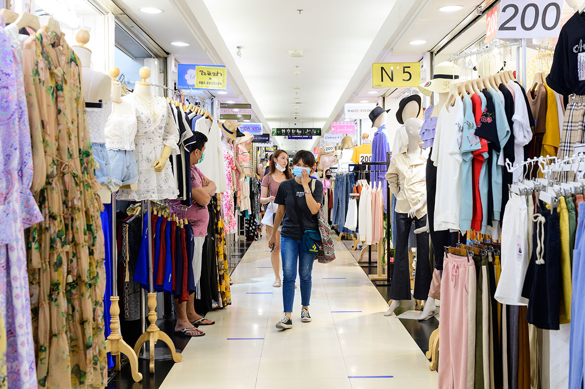 Hotel in Sukhumvit near shopping malls, including Terminal 21 and EmQuartier, Emsphere, Central Embassy at Novotel Living Bangkok Sukhumvit Legacy.