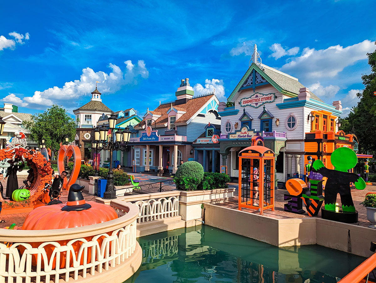 Popular attractions near Novotel Living Bangkok Sukhumvit Legacy, including shopping malls, museums, parks, night market, art gallery, temples, etc.