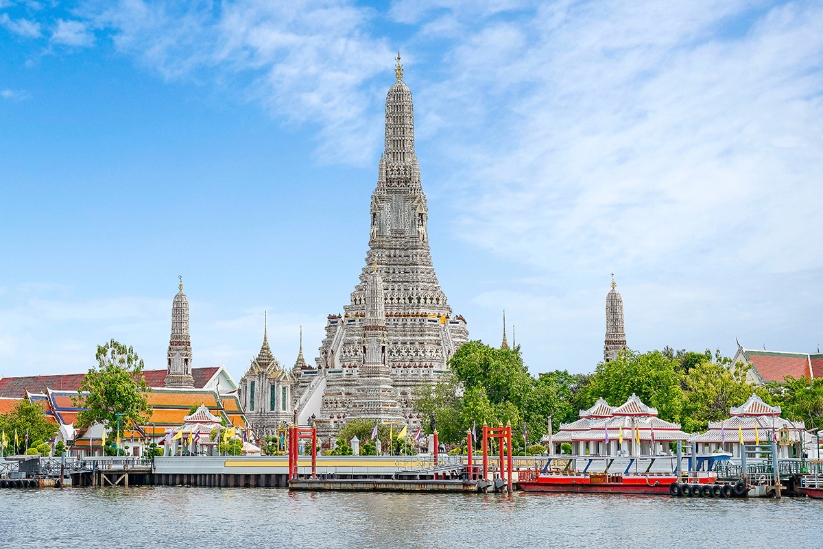 Popular attractions near Novotel Living Bangkok Sukhumvit Legacy, including shopping malls, museums, parks, night market, art gallery, temples, etc.